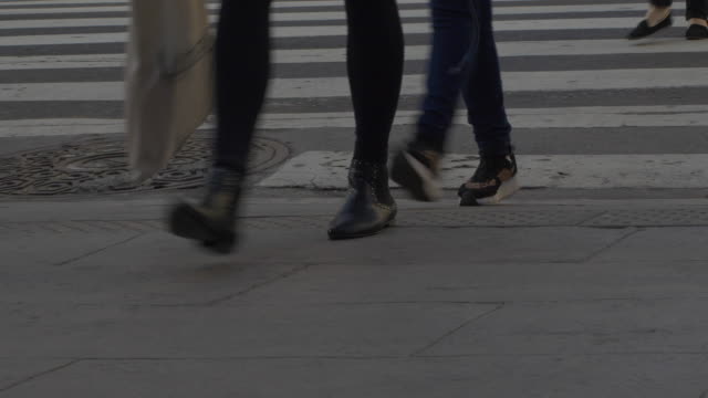 Füße-beim-Überqueren-der-Straße-in-der-Innenstadt-von-Buenos-Aires
