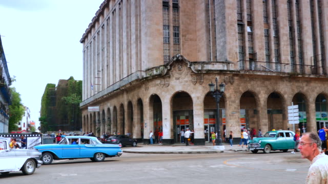 4K-Downtown-Havana-Cuba-Buildings,-Cars,-Tourists-and-Locals