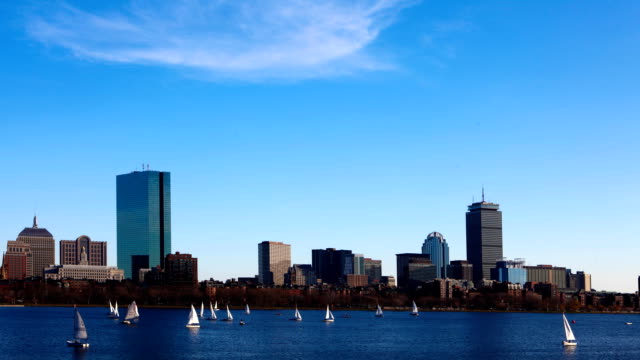 Timelapse-Boston-skyline-with-sailboats-in-front
