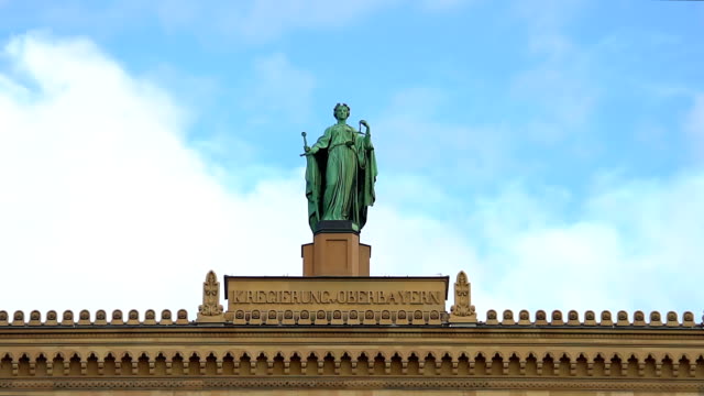 Estatua-del-distrito-histórico-sobre-el-Gobierno-de-alta-baviera-en-Munich,-Alemania