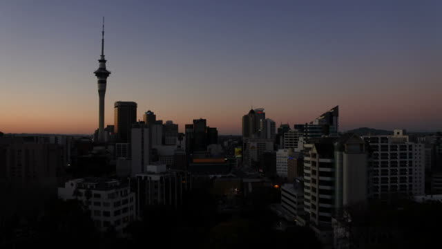 Zeitraffer-von-Auckland-Skyline-bei-Sonnenuntergang