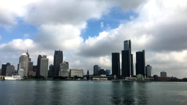 Una-vista-del-skyline-de-Detroit-a-través-del-río-de