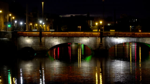 Die-Brücke-über-der-Stadt-Dublin-in-Irland