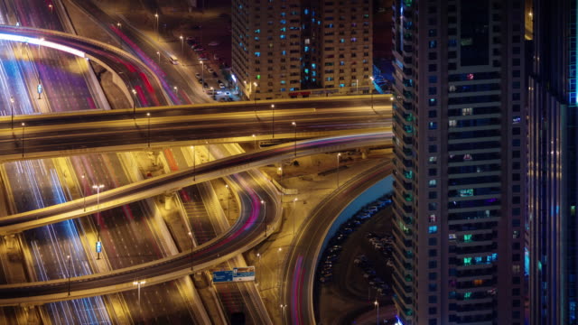ensambladura-de-cruce-de-Dubai-ciudad-noche-iluminación-del-tráfico-4-tiempo-k-lapso-Emiratos-Árabes-Unidos