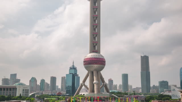 día-soleado-China-Shangai-famosa-Torre-perla-oriental-hasta-vista-superior-4-k-lapso-de-tiempo