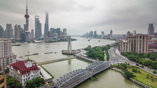 China-Shangai-panorama-de-puente-de-día-de-lluvia-aérea-río-tráfico-Bahía-río-4k-lapso-de-tiempo