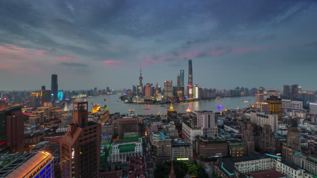 China-Shangai-panorama-superior-del-famoso-techo-de-la-Bahía-al-atardecer-Crepúsculo-río-ciudad-4k-lapso-de-tiempo