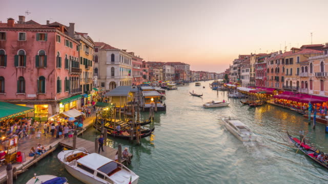 Italien-Sonnenuntergang-berühmtesten-Rialto-Brücke-grand-Canal-Verkehr-Panorama-4-k-Zeit-hinfällig,-Venedig