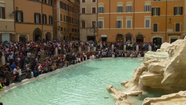 Italia-Roma-ciudad-verano-día-famosa-Fontana-de-Trevi-llena-Plaza-panorama-4k