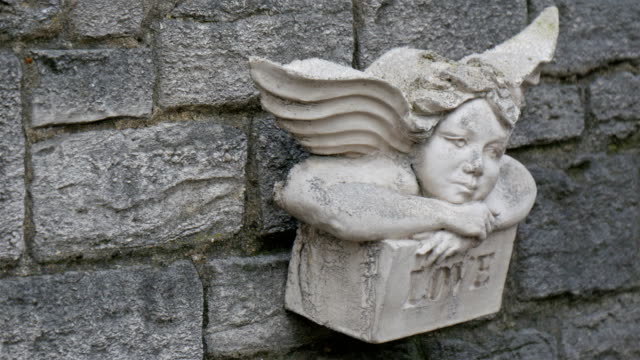 Una-escultura-de-ángel-en-la-pared-de-una-iglesia