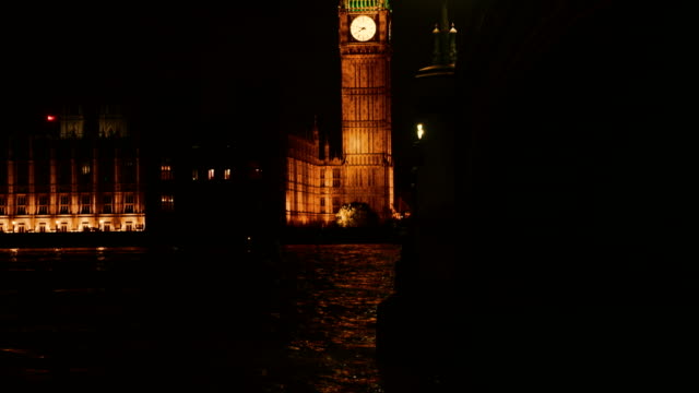 Spät-in-der-Nacht-Blick-auf-Westminster-Bridge-und-den-Big-Ben-in-London,-England,-UK