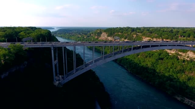 Luftaufnahme-der-Brücke-über-Niagara-Schlucht-zwischen-Kanada-und-USA