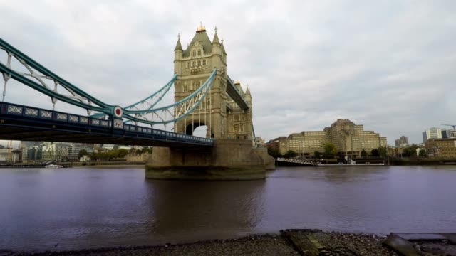 Puente-de-la-torre-y-el-río-Támesis,-Londres-Time-Lapse