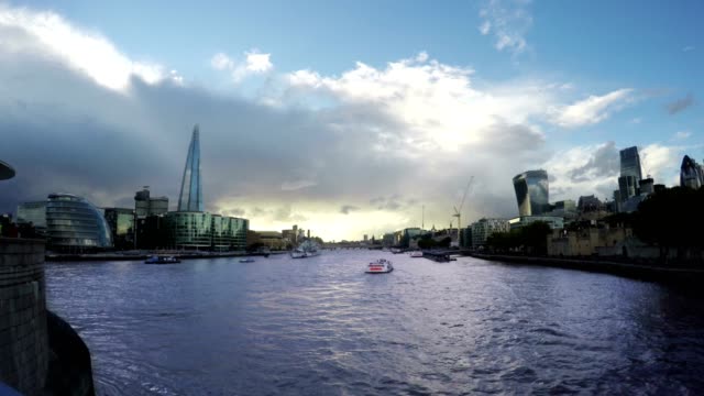 Edificios-de-negocios-y-río-Támesis,-Londres,-Reino-Unido,-lapso-de-tiempo-rápido