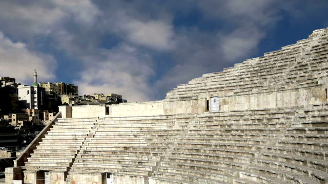 Römisches-Theater-in-Amman,-Jordanien---Theater-entstand-die-Herrschaft-des-Antonius-Pius-(138-161-CE),-die-große-und-steil-geharkt-Struktur-könnte-etwa-6000-Personen-Platz