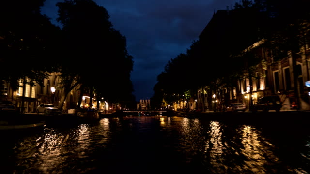 Timelapse-of-traveling-on-Amsterdam-canals-at-night