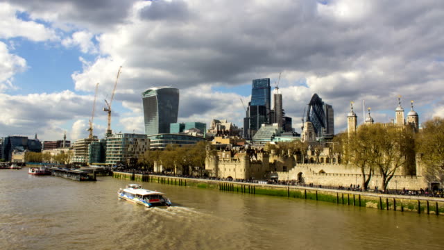 Business-Buildings-and-Thames-River,-London