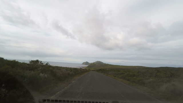 Conduciendo-a-lo-largo-de-la-costa-sur-en-la-Península-del-Cabo,-Sudáfrica.
