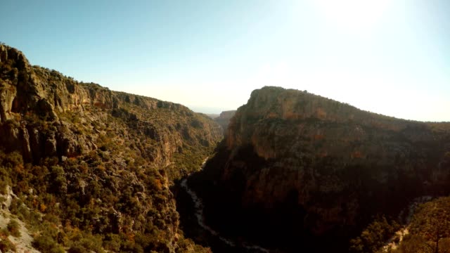 Panorama-del-Seytanderesi-y-figuras-en-las-rocas-antiguo-provincia-de-Mersin-de-ciudad-Adamkayalar-mar-lejano-día-soleado-Turquía