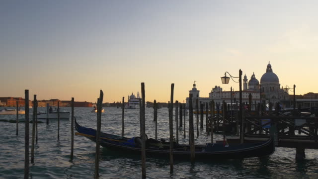 Italien-Sonnenuntergang-Gondel-Parkplatz-Bucht-Santa-Maria-della-Salute-Basilika-4k-Venedig