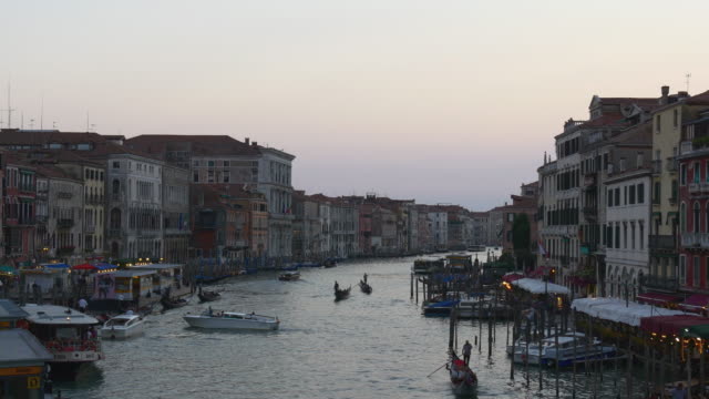 Italien-Venedig-Canal-grande-Sonnenuntergangszeit-Rialto-Brücke-Verkehr-Stadtpanorama-4k