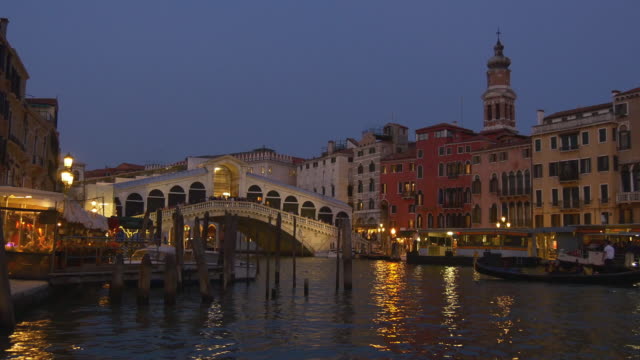 Italia-famosa-noche-iluminación-Venecia-ciudad-rialto-bridge-bay-grand-canal-panorama-4k