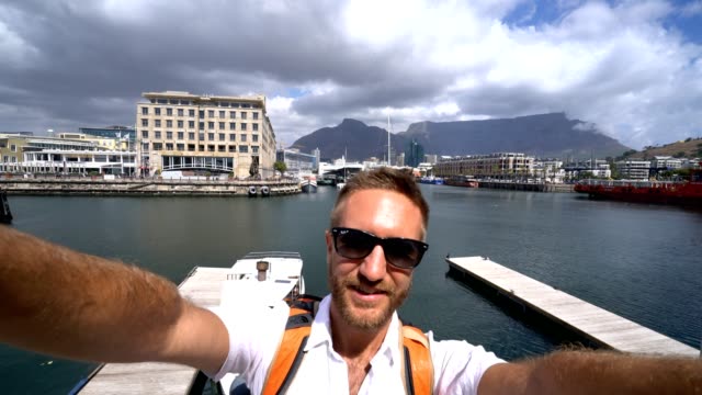 Selfie-Porträt-des-jungen-Mannes-in-Kapstadt,-Südafrika