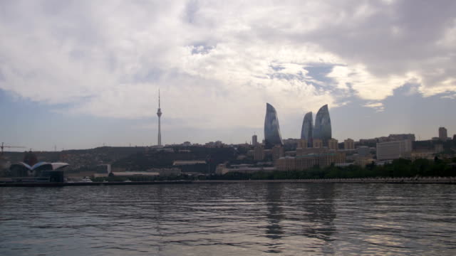 Vista-del-paisaje-del-terraplén-de-Bakú,-Azerbaiyán,-mar-Caspio,-rascacielos-y-torres-llamas