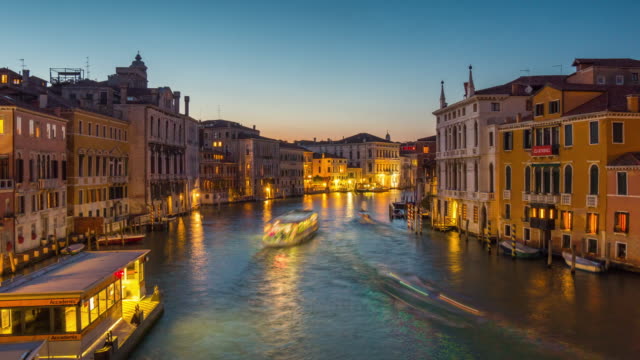 Italia-la-noche-iluminación-Venecia-ciudad-ponte-dell-accademia-gran-canal-tráfico-panorama-4k-lapso-de-tiempo