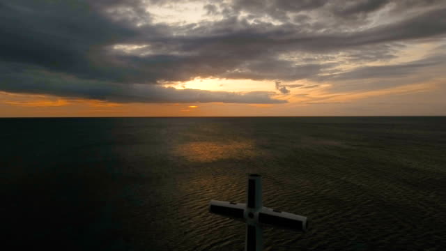 Christlichen-Kreuz-auf-das-Meer