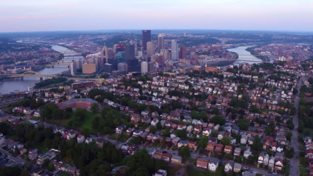 Aerial-view-of-Pittsburgh-at-dusk