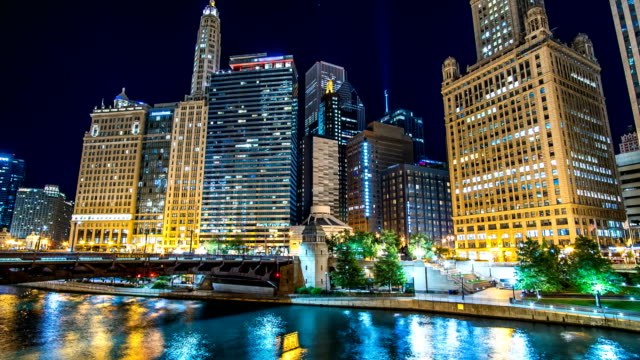 Chicago-an-der-Nachtzeit-verfallen-am-Flussufer-4-K-1080-P