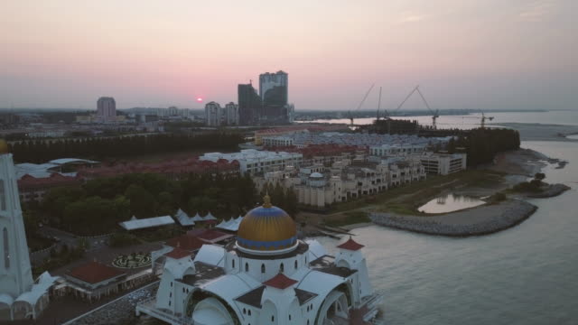 Aerial-Footage---Sunrise-at-a-mosque,-The-Melaka-Straits-Mosque,