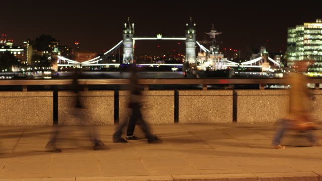 Timelapse-de-viajeros-a-pie-en-el-puente-de-Londres