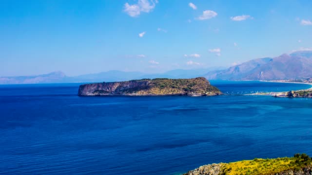 La-isla-de-Dino-y-mar-azul,-Isola-di-Dino,-Praia-a-Mare,-Calabria,-sur-de-Italia,-lapso-de-tiempo