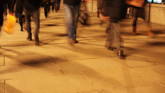 Zeitraffer-von-Pendlern-zu-Fuß-auf-der-Londoner-Brücke-bei-Nacht