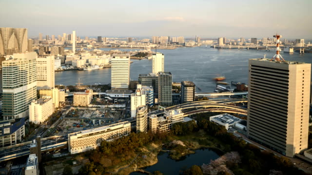Centro-de-Tokio-con-vistas-a-Kyu-Shiba-Rikyu-Garden-y-puente-del-arco-iris