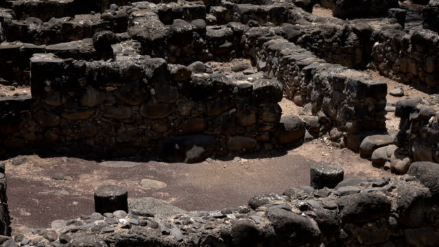 Langsam-Pan-über-Reste-der-Umriss-der-antiken-Stadt