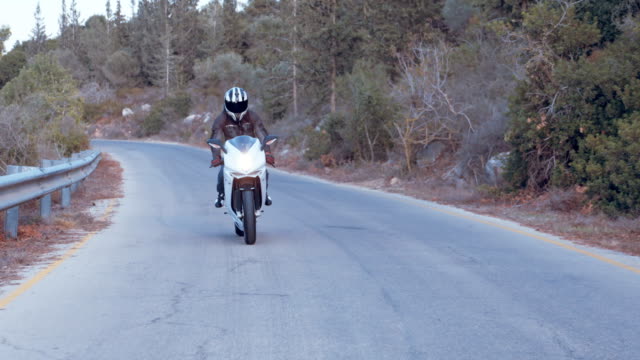Mann-reitet-auf-einem-weißen-Sportmotorrad