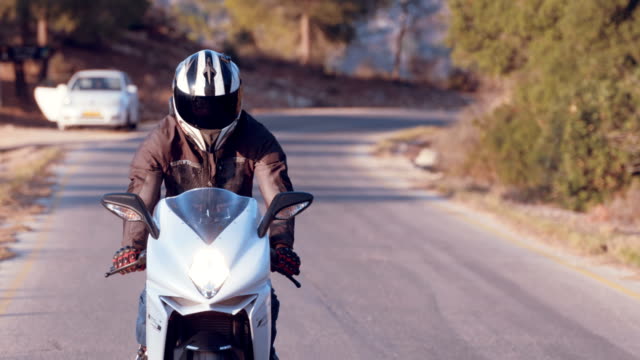 Hombre-montado-en-una-motocicleta-blanca-deportes