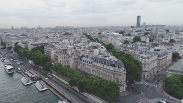 Luftaufnahme-von-Paris-mit-Seineufer