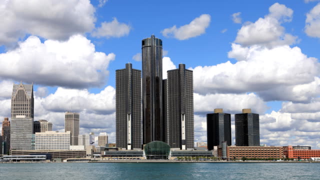 Zeitraffer-auf-Skyline-von-Detroit-über-den-Detroit-River