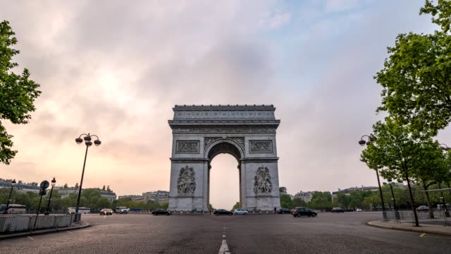 Paris-Stadt-Skyline-Zeitraffer-am-Arc-de-Triomphe-und-Champs-Elysees,-Paris,-Frankreich,-4K-Zeitraffer