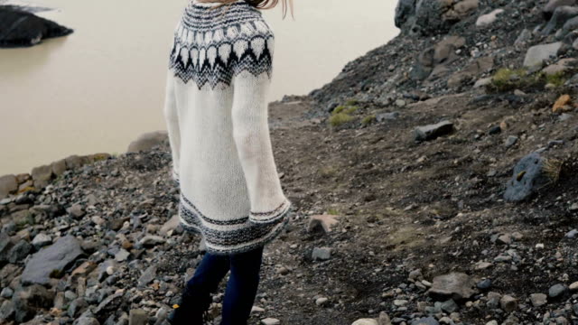 Junge-Reisende-Frau-in-der-Vatnajökull-Gletscher-Eis-Lagune,-Wandern-zu-Fuß-über-die-Felsen-in-den-Bergen