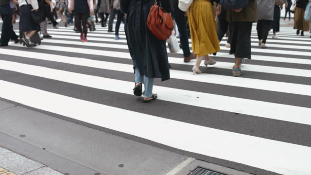 Menschen-zu-Fuß-auf-den-Zebrastreifen-(Slow-Motion-Video)-Ginza-&-Yurakucho-im-Sommer