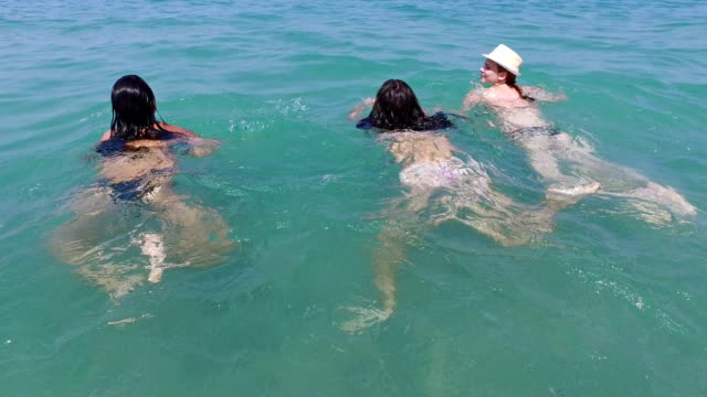 Feliz-árbol-chicas-nadando-en-el-mar-y-disfrutar-sonriendo