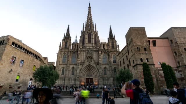 Zeitraffer-Video-von-der-Kathedrale-von-Barcelona-bei-Sonnenuntergang