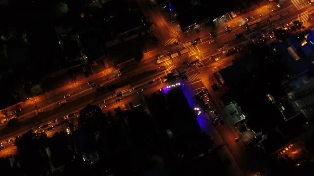 Fliegen-über-Sao-Paulo-Stadt-bei-Nacht,-Brasilien