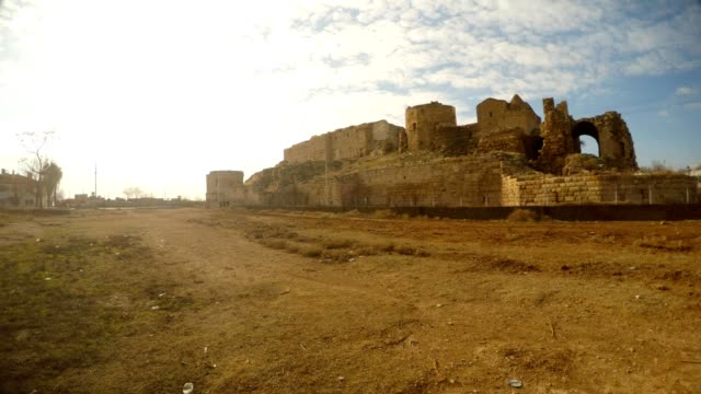 Castillo-medieval-en-ruinas-extraño-cerca-de-la-frontera-entre-Turquía-y-Siria