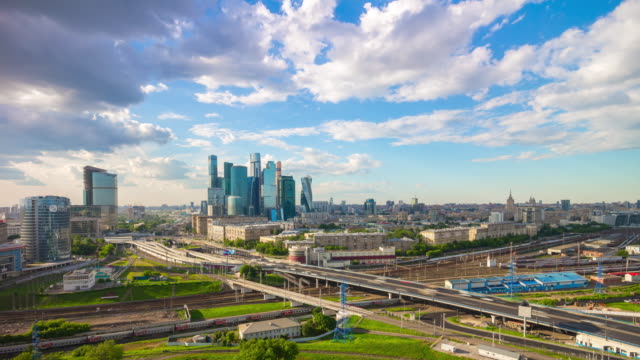 Rußland-Tag-Moskau-Stadt-Verkehr-Straße-Ring-auf-dem-Dach-Antenne-Panorama-4k-Zeitraffer